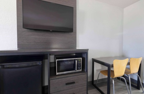 Lake Charles Hotel | Motel 6 Lake Charles, LA