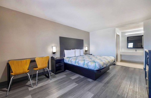Lake Charles Hotel | Motel 6 Lake Charles, LA