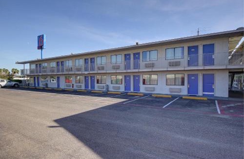 Bonanza Hotel | Motel 6-Laredo, TX - South
