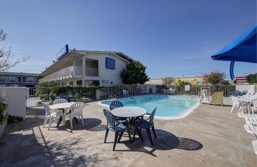 Bonanza Hotel | Motel 6-Laredo, TX - South