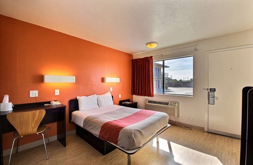 Bonanza Hotel | Motel 6 Laredo, TX - South