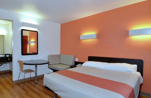 Bonanza Hotel | Motel 6 Laredo, TX - South