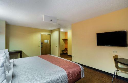Libertyville Hotel | Motel 6-Libertyville, IL