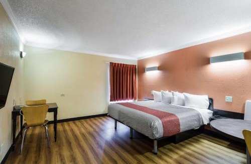 Libertyville Hotel | Motel 6-Libertyville, IL