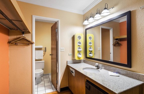 Libertyville Hotel | Motel 6 Libertyville, IL
