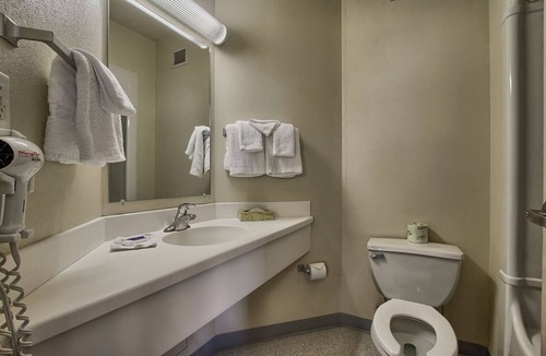 Westminster Hotel | Motel 6 London, ON - Ontario