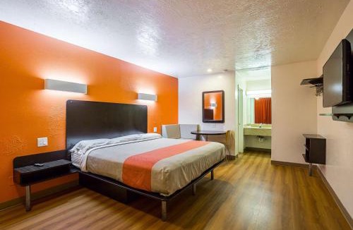 Madisonville Hotel | Motel 6-Madisonville, TX