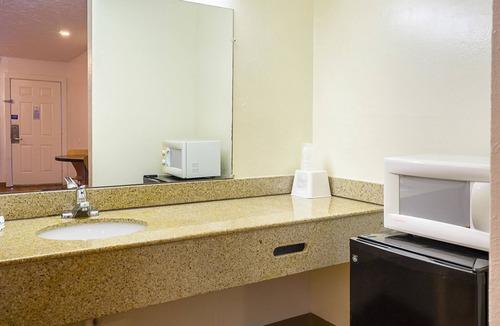 Madisonville Hotel | Motel 6 Madisonville, TX