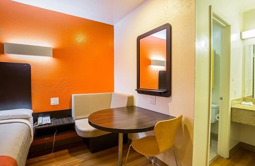 Madisonville Hotel | Motel 6 Madisonville, TX