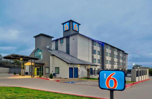 Marble Falls Hotel | Motel 6-Marble Falls, TX