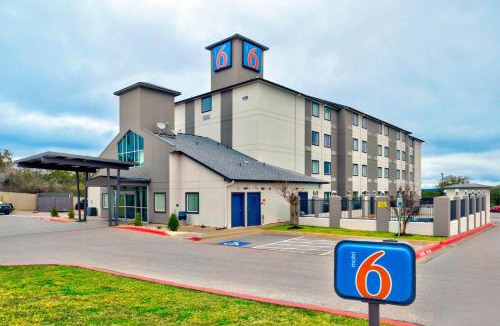Marble Falls Hotel | Motel 6-Marble Falls, TX