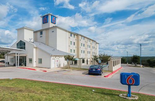 Marble Falls Hotel | Motel 6-Marble Falls, TX