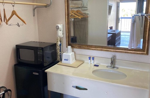 Marianna Hotel | Motel 6 Marianna, FL