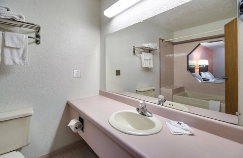 Marion Hotel | Motel 6 Marion, IL