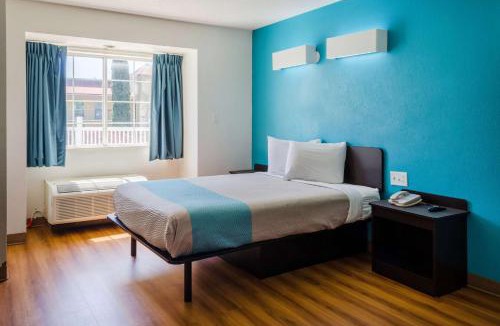 Tillmans Corner Hotel | Motel 6-Mobile, AL