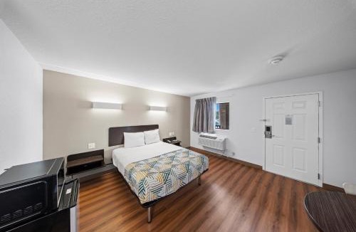 Moultrie Hotel | Motel 6-Moultrie, GA