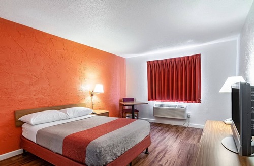 Naperville Hotel | Motel 6 Naperville, IL