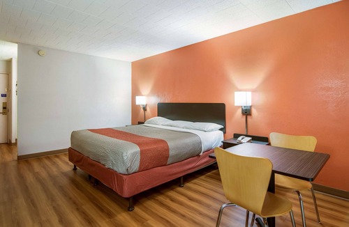 New Stanton Hotel | Motel 6 New Stanton, PA