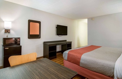 New Stanton Hotel | Motel 6 New Stanton, PA