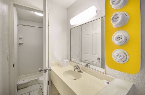 North Ridgeville Hotel | Motel 6 North Ridgeville, OH - Cleveland Intl Airport - N Ridgeville