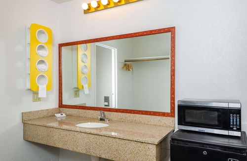 Oakdale Hotel | Motel 6 Oakdale, CA