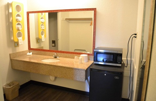 Oakdale Hotel | Motel 6 Oakdale, CA