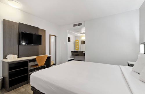 Lake Hotel | Motel 6 Oceanside, CA