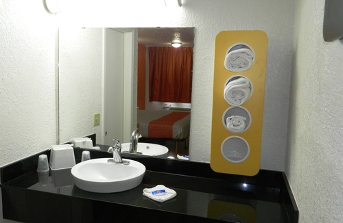 South Oklahoma City Hotel | Motel 6 Oklahoma City, OK - Airport East
