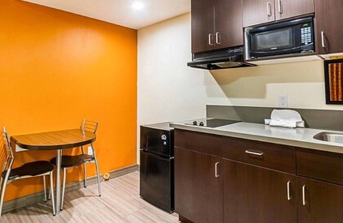 Hesperia Hotel | Motel 6 on Maple