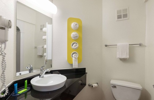 Florida Center Hotel | Motel 6 Orlando, FL - International Dr