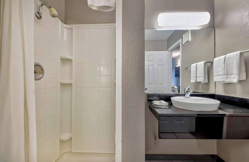 Oshkosh Hotel | Motel 6 Oshkosh, WI