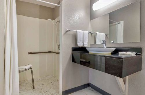 Oshkosh Hotel | Motel 6 Oshkosh, WI