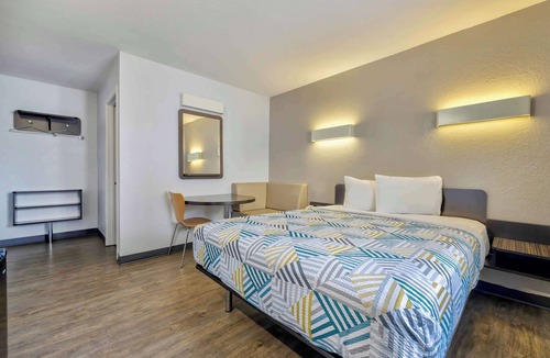 Oshkosh Hotel | Motel 6 Oshkosh, WI