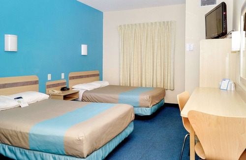 Peterborough Hotel | Motel 6 Peterborough, ON