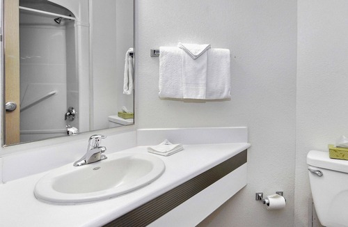 Peterborough Hotel | Motel 6 Peterborough, ON