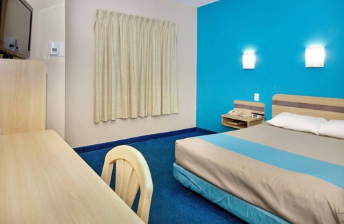 Peterborough Hotel | Motel 6 Peterborough, ON