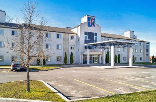 Peterborough Hotel | Motel 6-Peterborough, ON