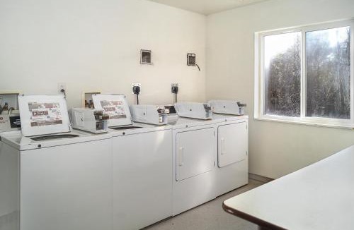 Peterborough Hotel | Motel 6-Peterborough, ON