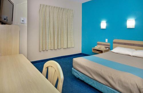 Peterborough Hotel | Motel 6-Peterborough, ON