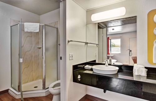 South Hills Hotel | Motel 6 Pittsburgh, PA - Crafton