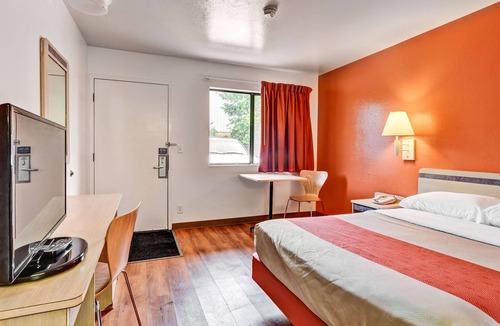 South Hills Hotel | Motel 6 Pittsburgh, PA - Crafton