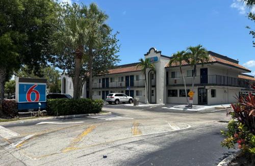 Riviera Beach Hotel | Motel 6 Riviera Beach FL