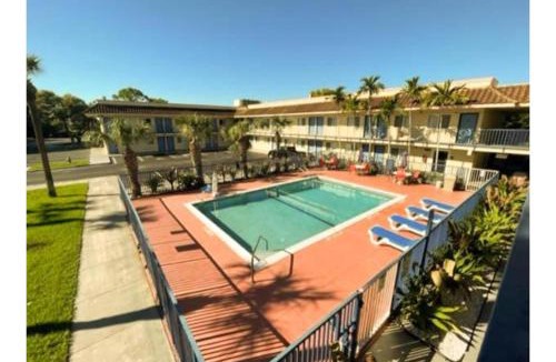 Riviera Beach Hotel | Motel 6 Riviera Beach FL