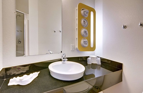 Roanoke Hotel | Motel 6 Roanoke, TX - Northlake - Speedway