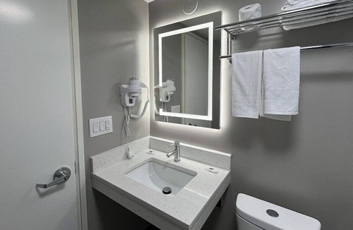 Rockford Hotel | Motel 6 Rockford, IL – RFD Airport