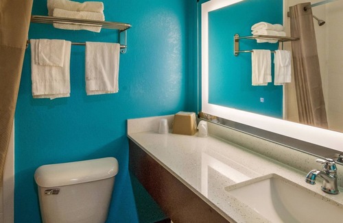 Rossford Hotel | Motel 6 Rossford, OH