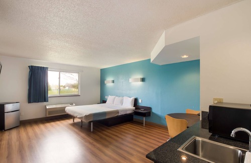 Rothschild Hotel | Motel 6 Rothschild, WI