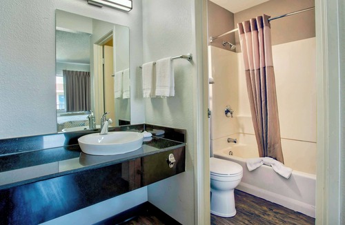 Salem Hotel | Motel 6 Salem, OR