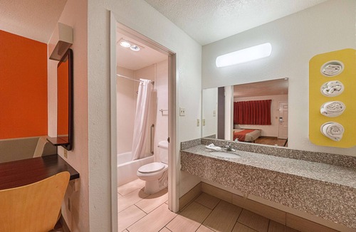 Vance Jackson Hotel | Motel 6 San Antonio, TX - Fiesta Trails