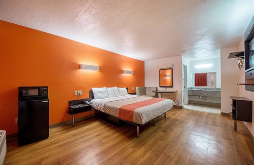 Vance Jackson Hotel | Motel 6 San Antonio, TX - Fiesta Trails